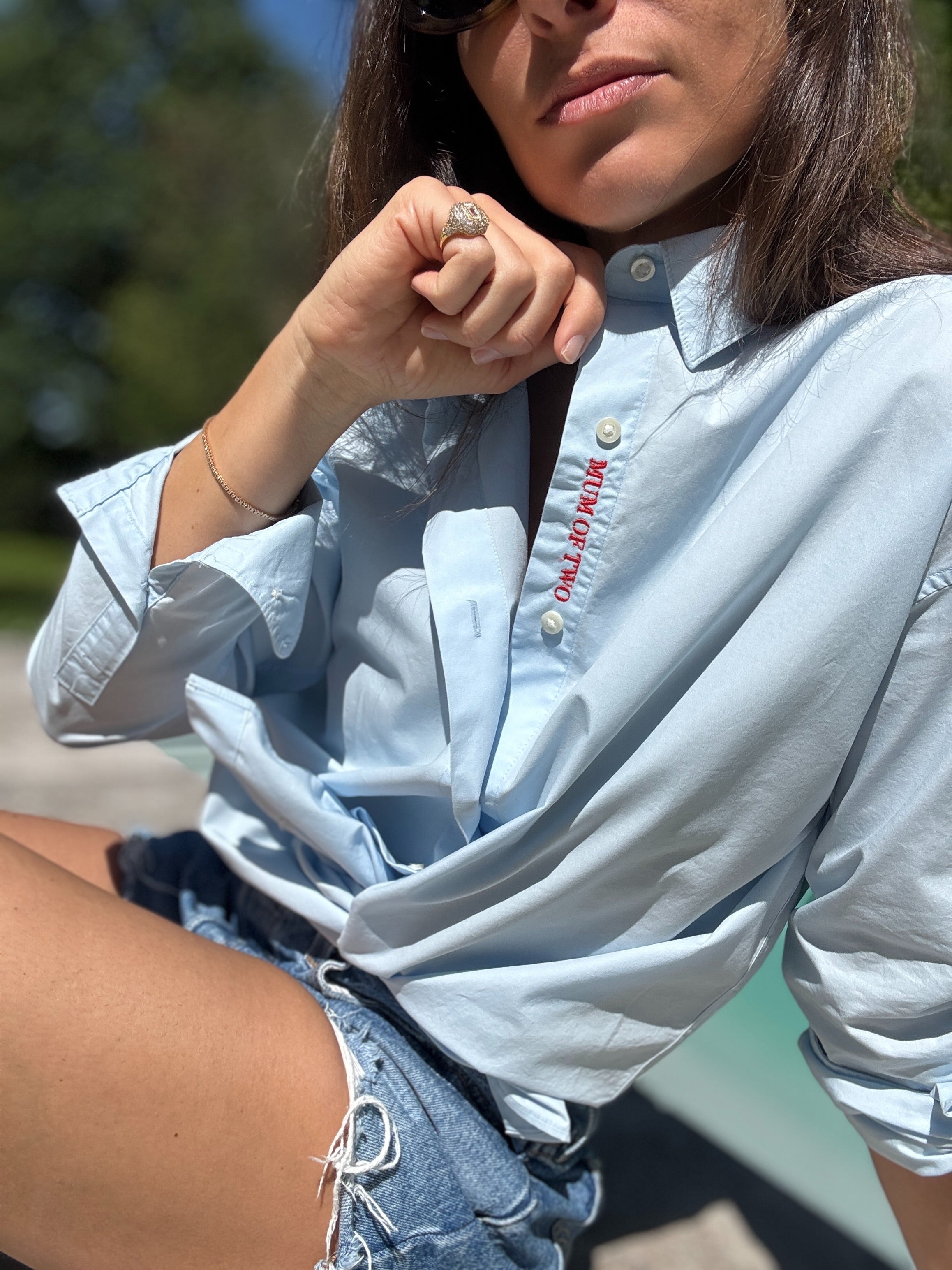CHEMISE BLEUE BRODÉE ROUGE MUM OF