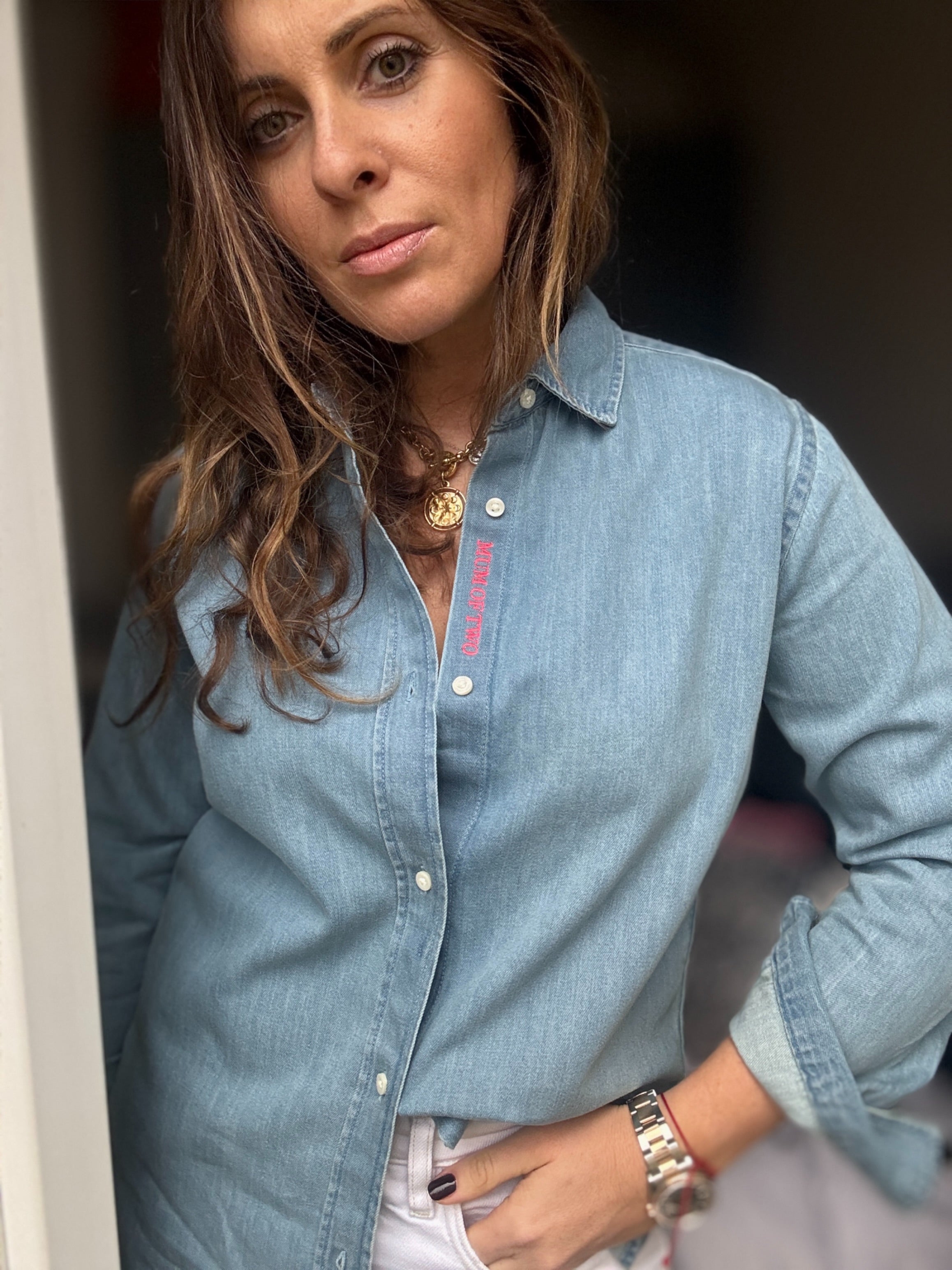 CHEMISE DENIM CLAIR BRODÉE ROSE FLUO MUM OF