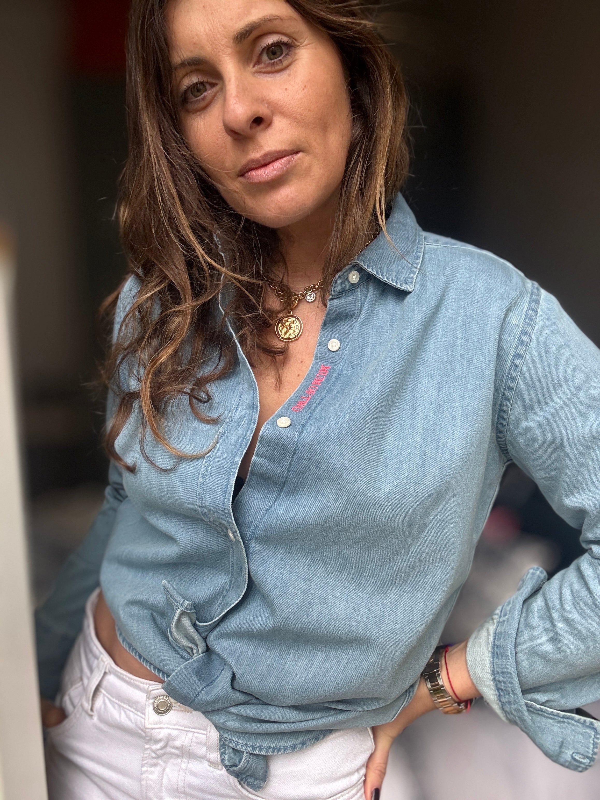 CHEMISE DENIM CLAIR BRODÉE ROSE FLUO MUM OF