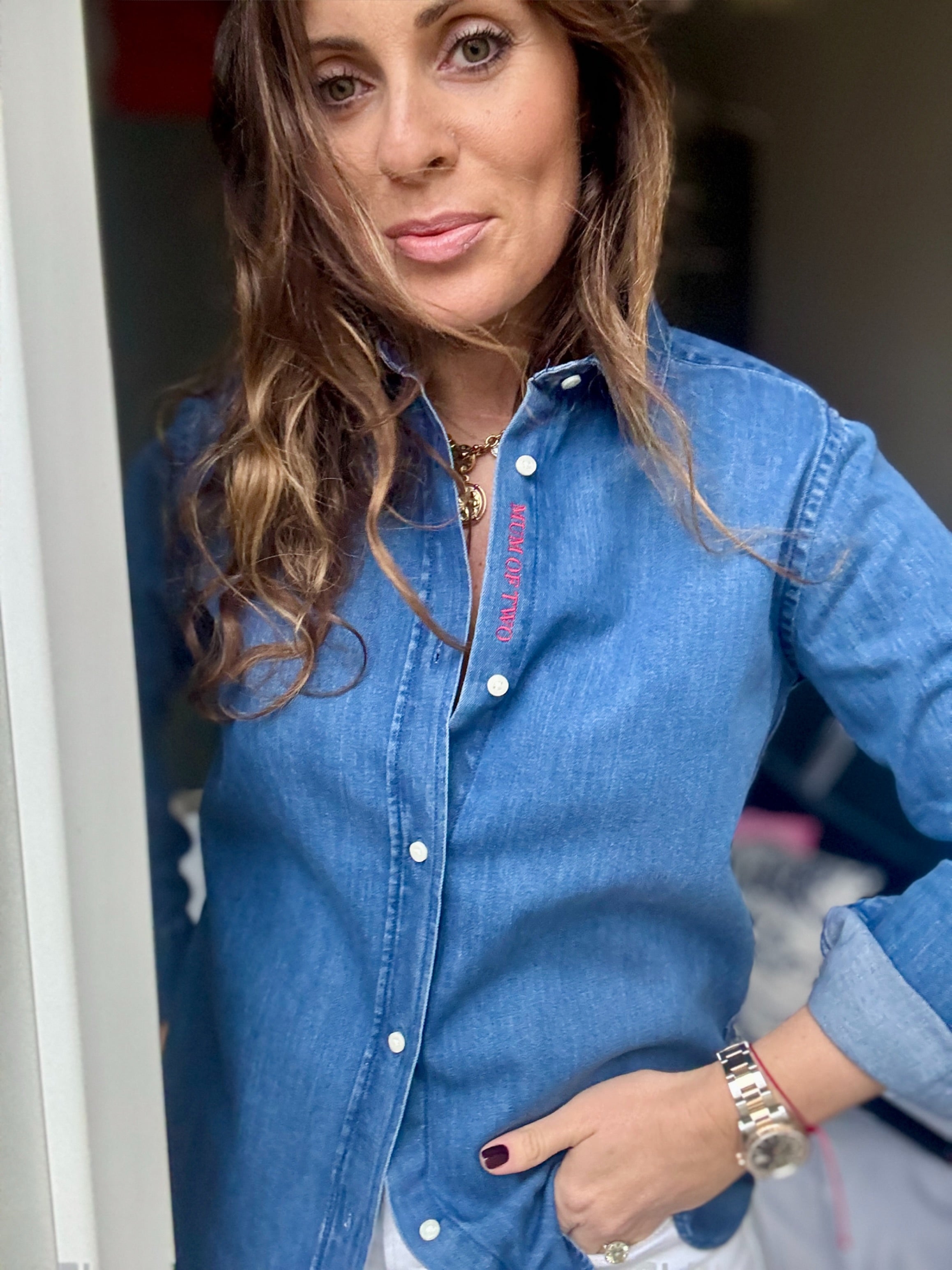 CHEMISE DENIM FONCÉ BRODÉE ROUGE MUM OF