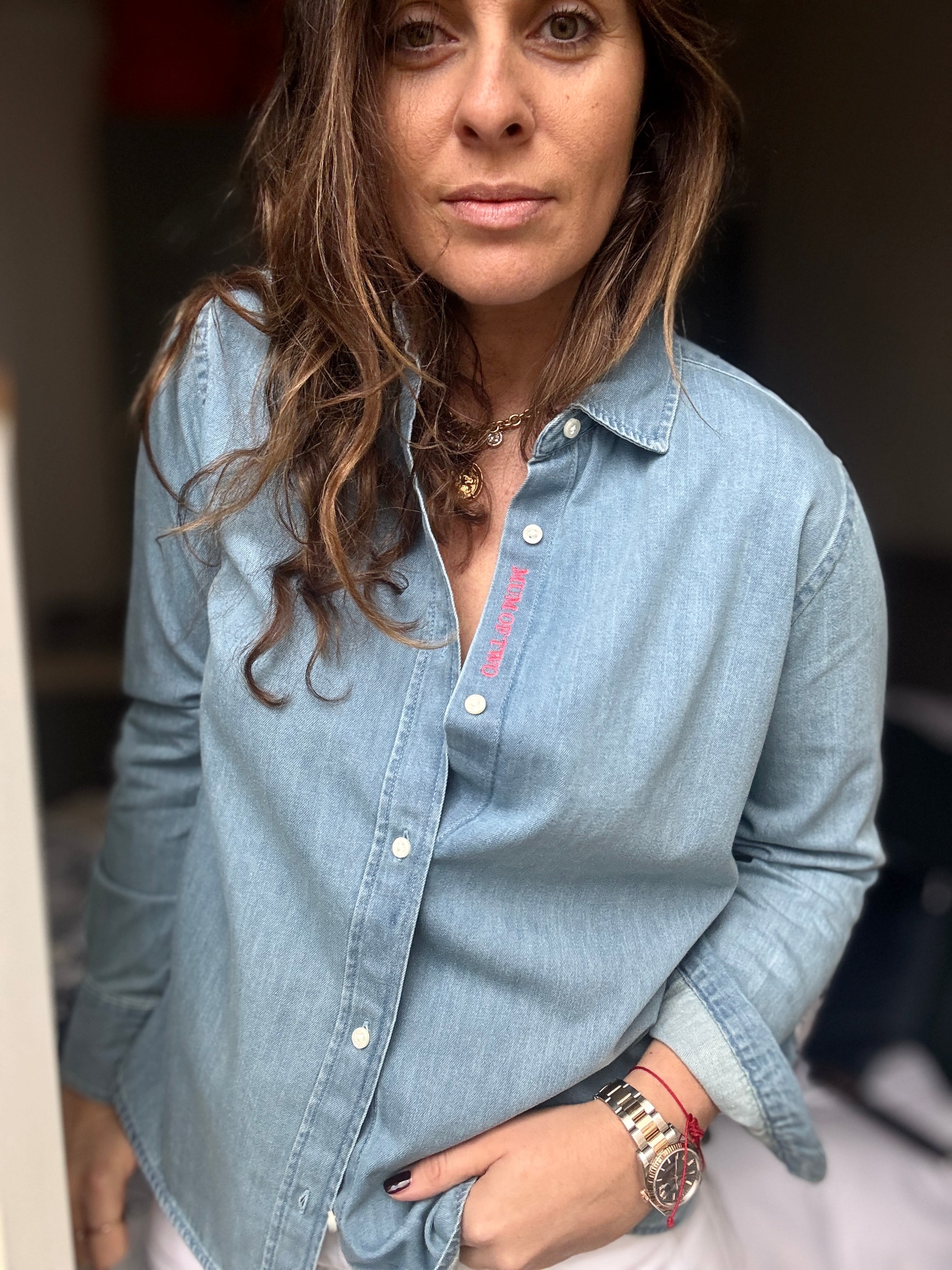 CHEMISE DENIM CLAIR BRODÉE ROSE FLUO MUM OF