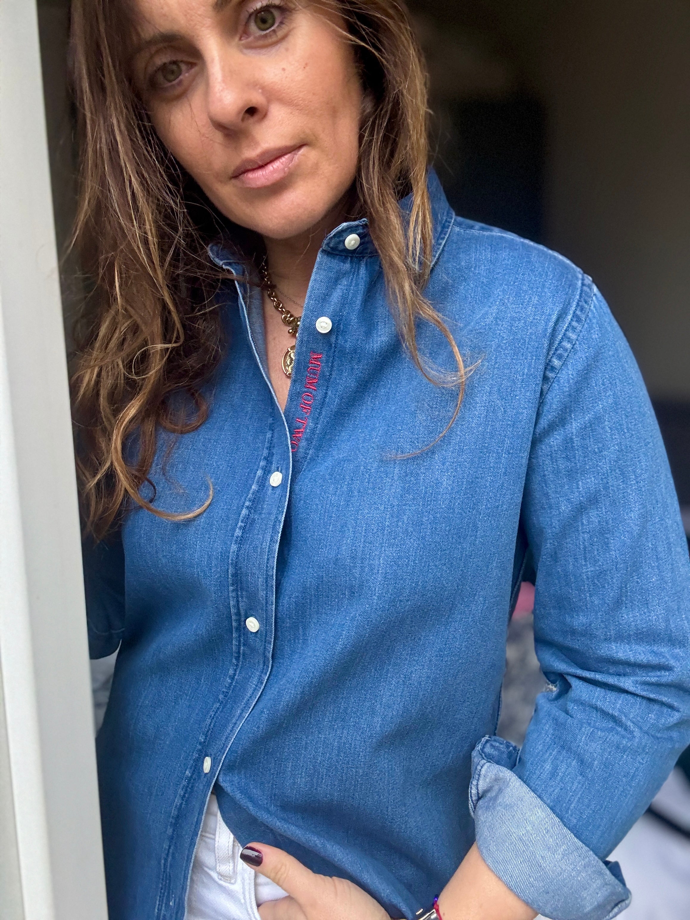 CHEMISE DENIM FONCÉ BRODÉE ROUGE MUM OF
