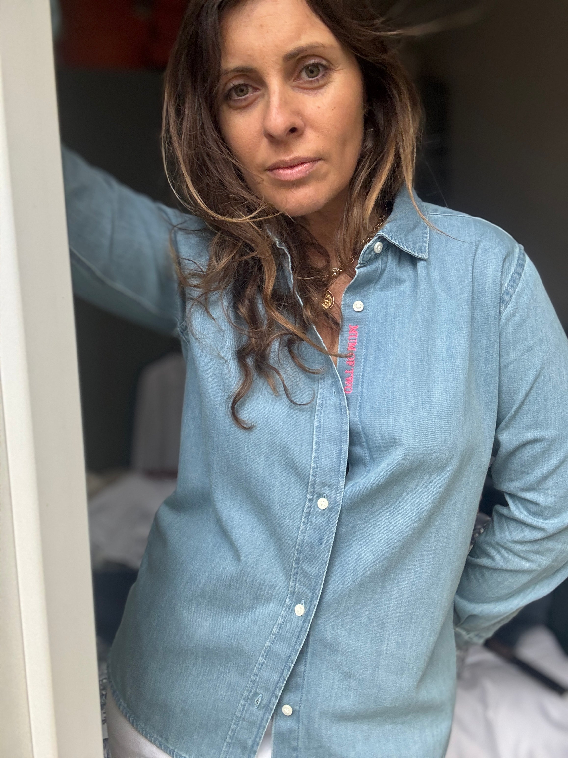 CHEMISE DENIM CLAIR BRODÉE ROSE FLUO MUM OF