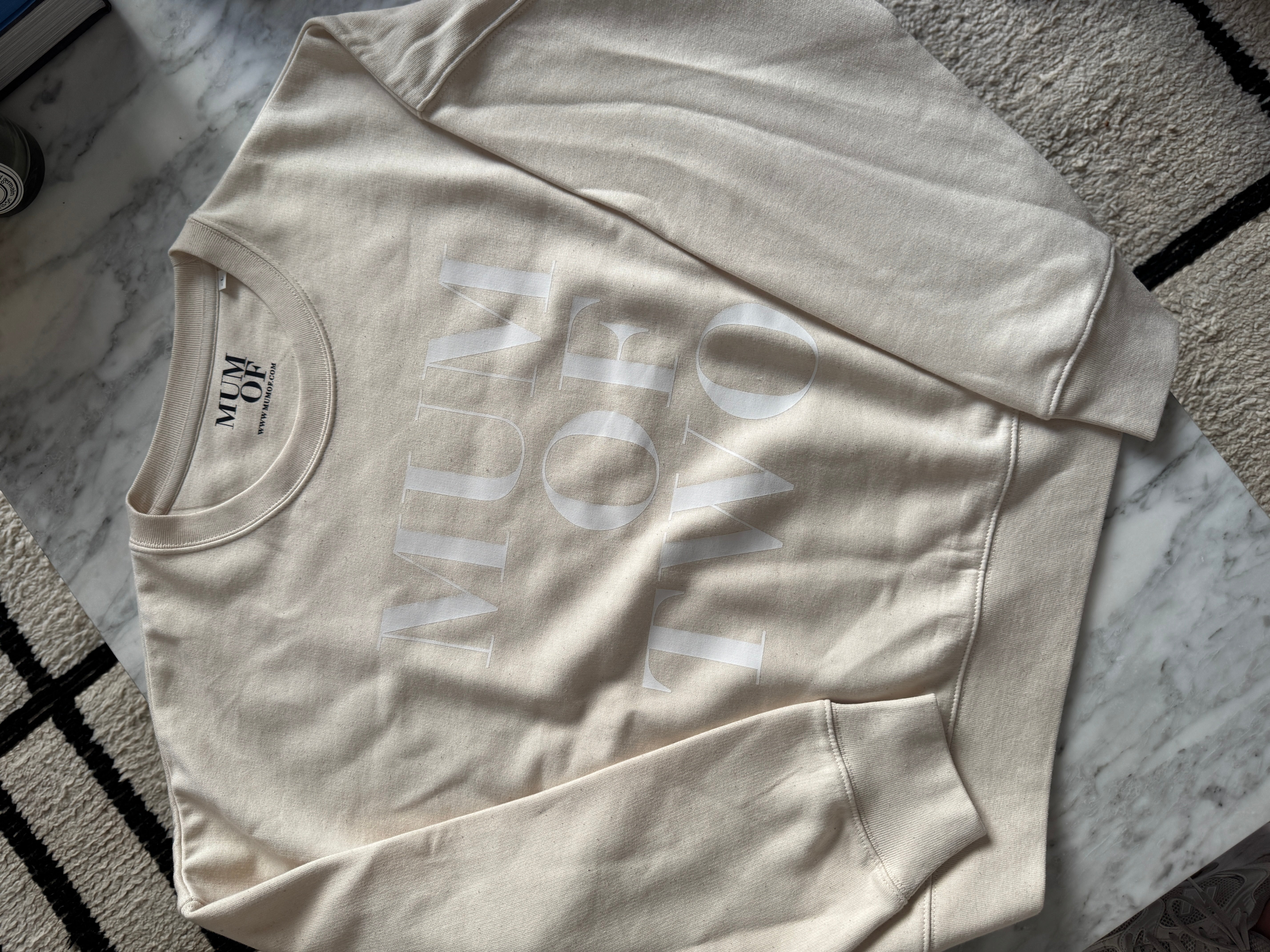 A Sweat-shirt IVOIRE MUM OF THREE ( coupe courte)