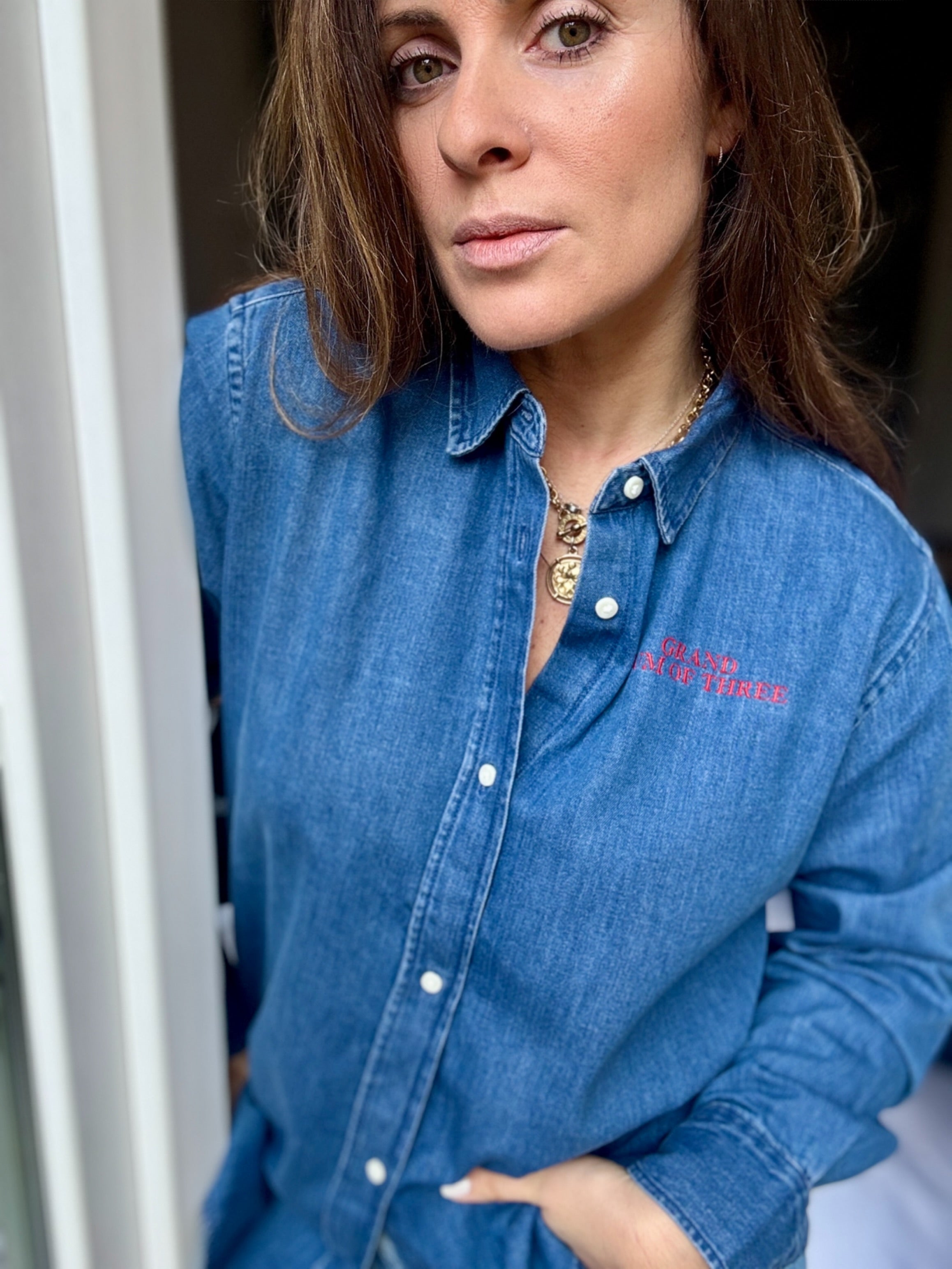 CHEMISE DENIM FONCÉ BRODÉE ROUGE GRAND MUM OF
