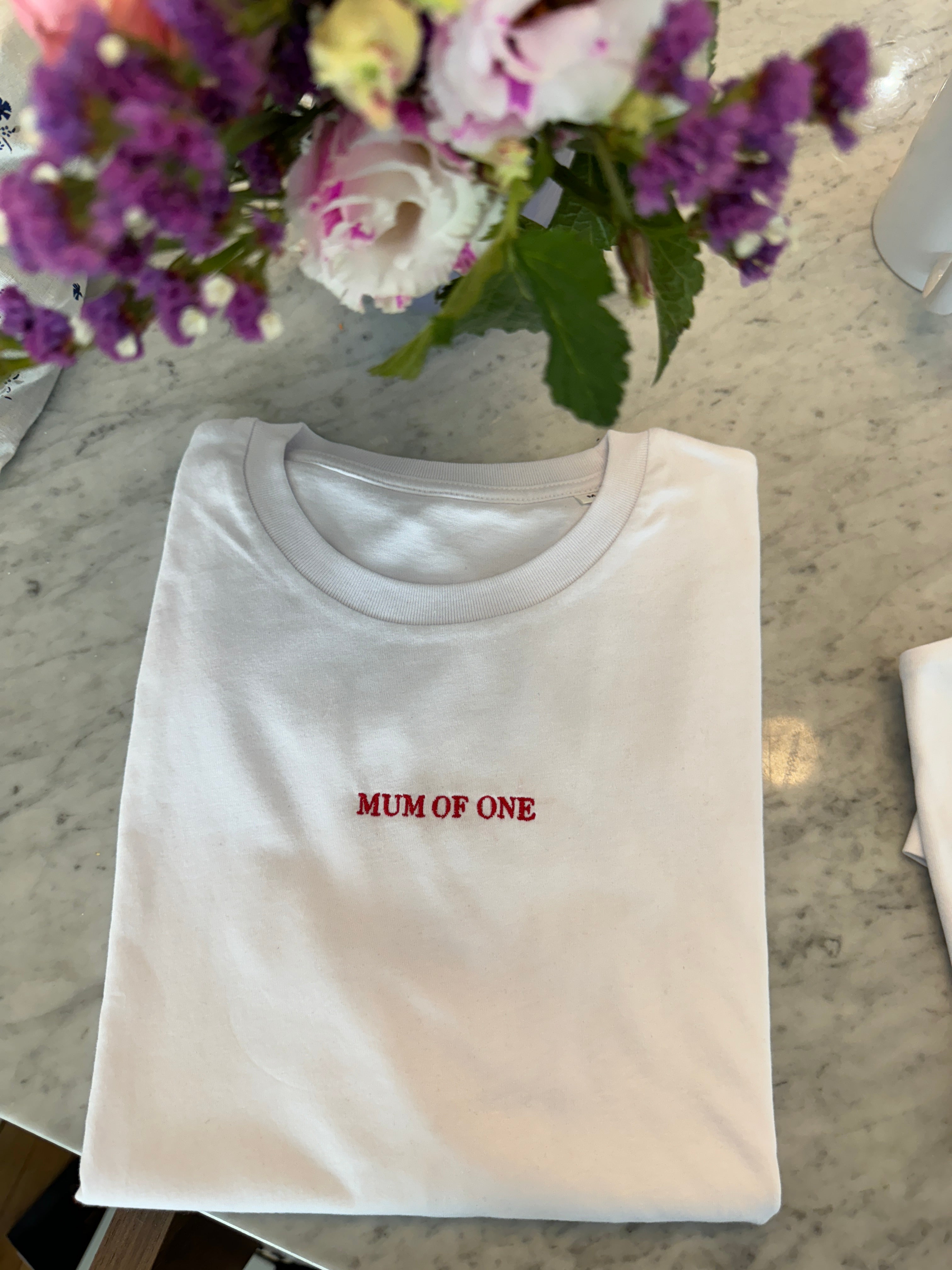 A T-Shirt MUM OF ONE Brodé au centre Rouge