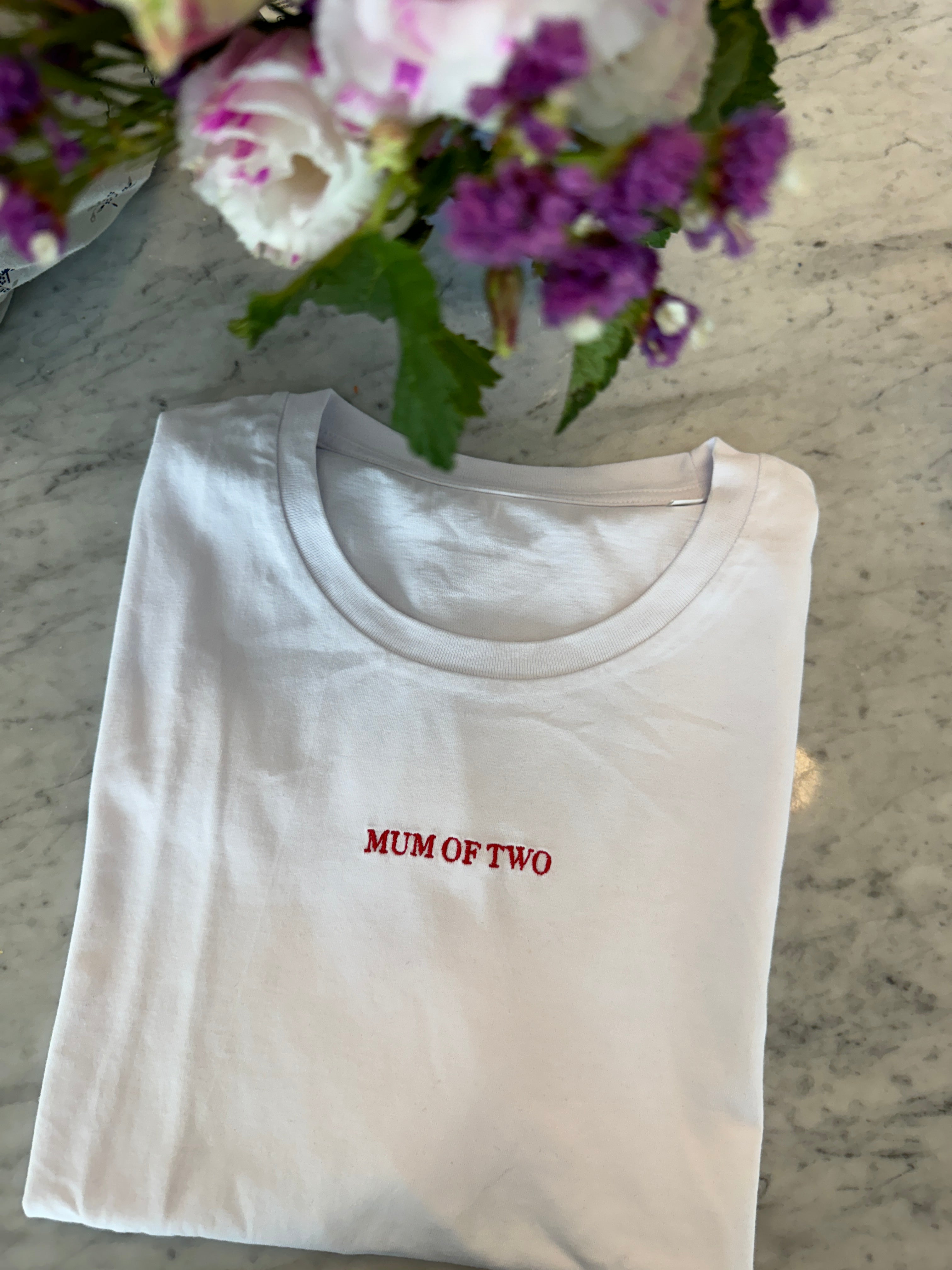 A T-Shirt MUM OF TWO Brodé au centre Rouge