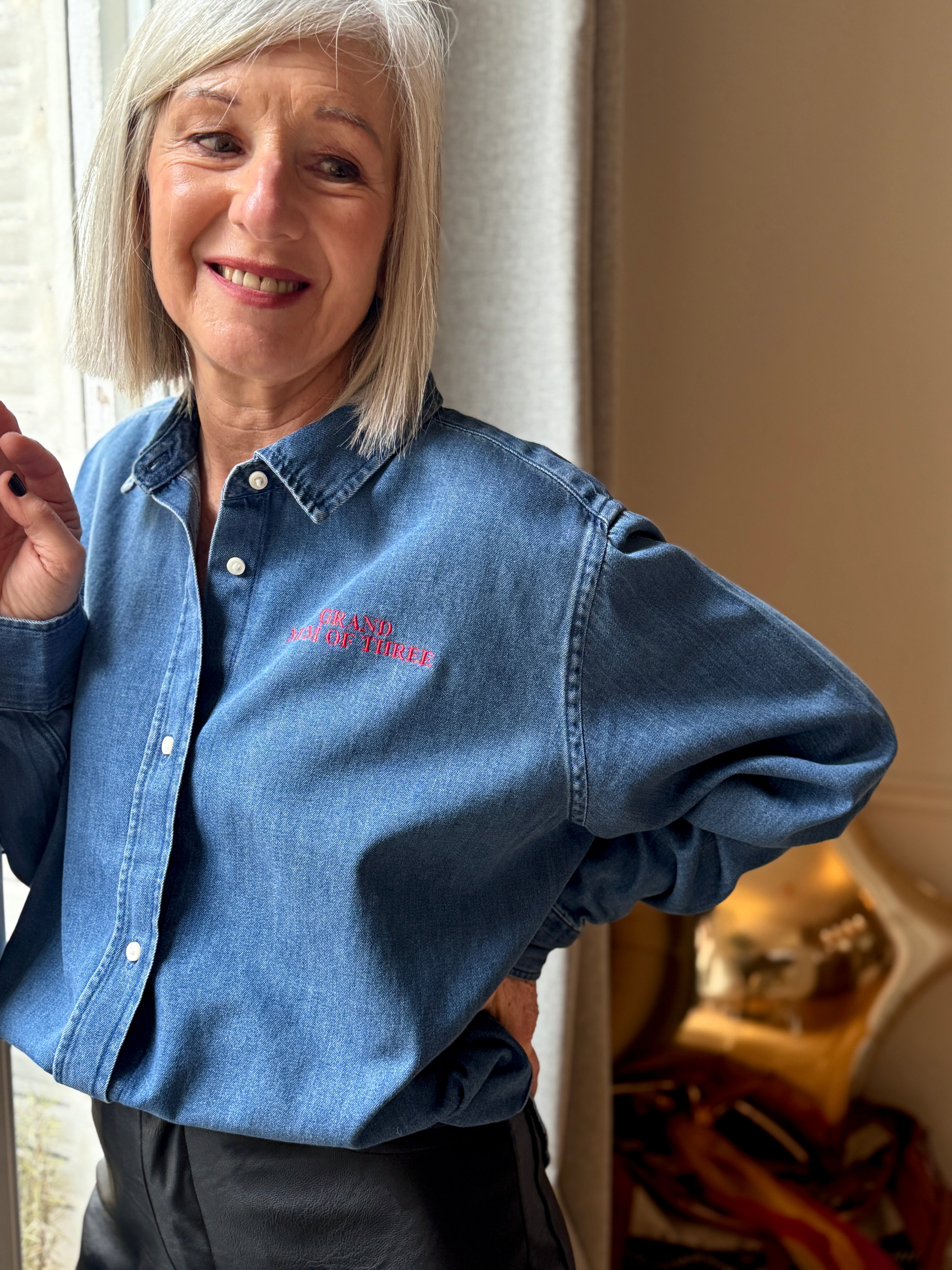 CHEMISE DENIM FONCÉ BRODÉE ROUGE GRAND MUM OF