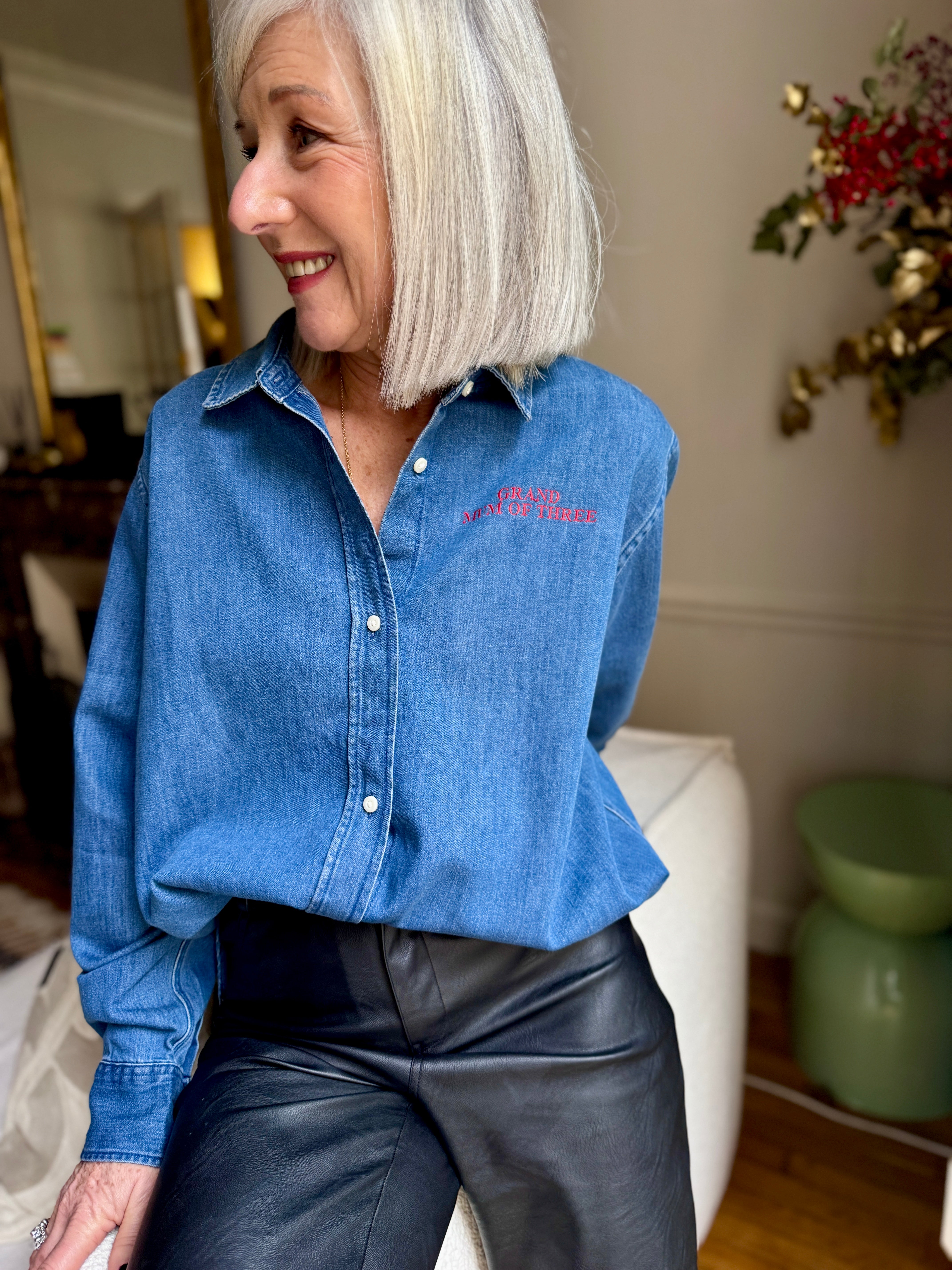 CHEMISE DENIM FONCÉ BRODÉE ROUGE GRAND MUM OF