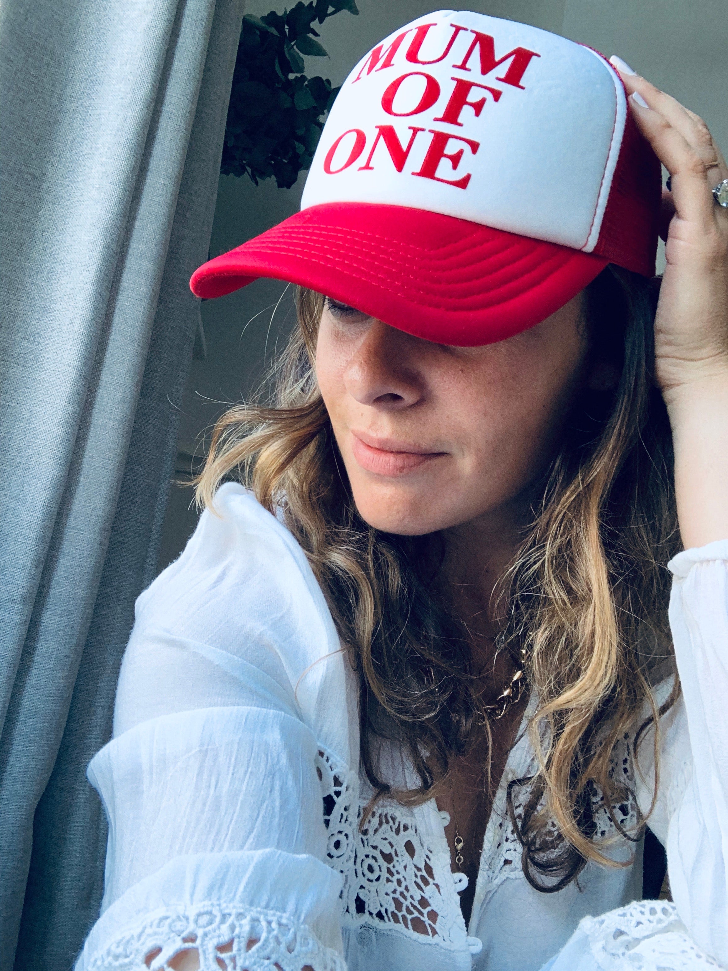 CASQUETTE MUM OF - ROUGE ET BLANCHE - Disponibles pour les MUM OF ONE, TWO, THREE...