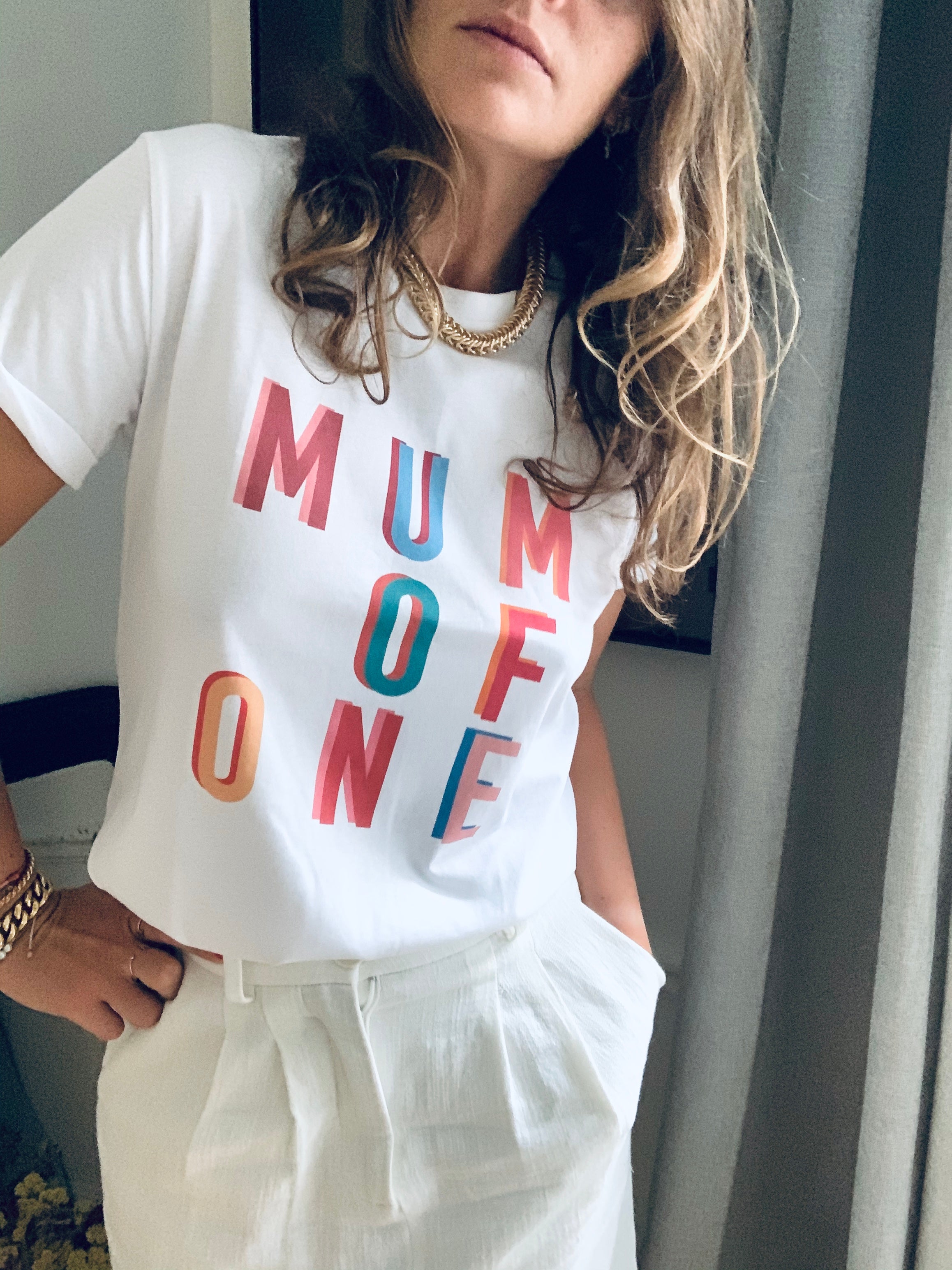 A T-shirt MUM OF ONE COLORFULL