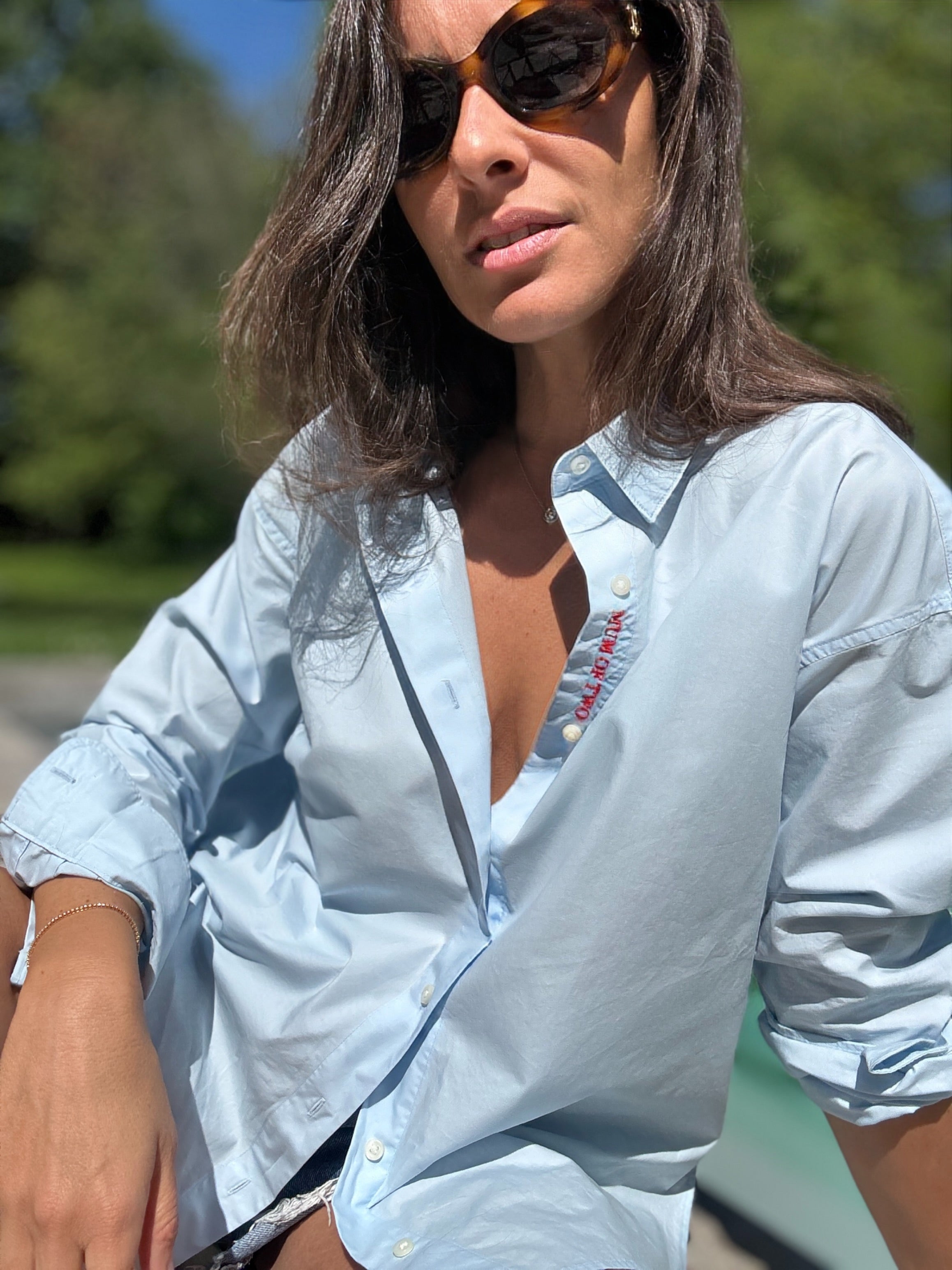 CHEMISE BLEUE BRODÉE ROUGE MUM OF