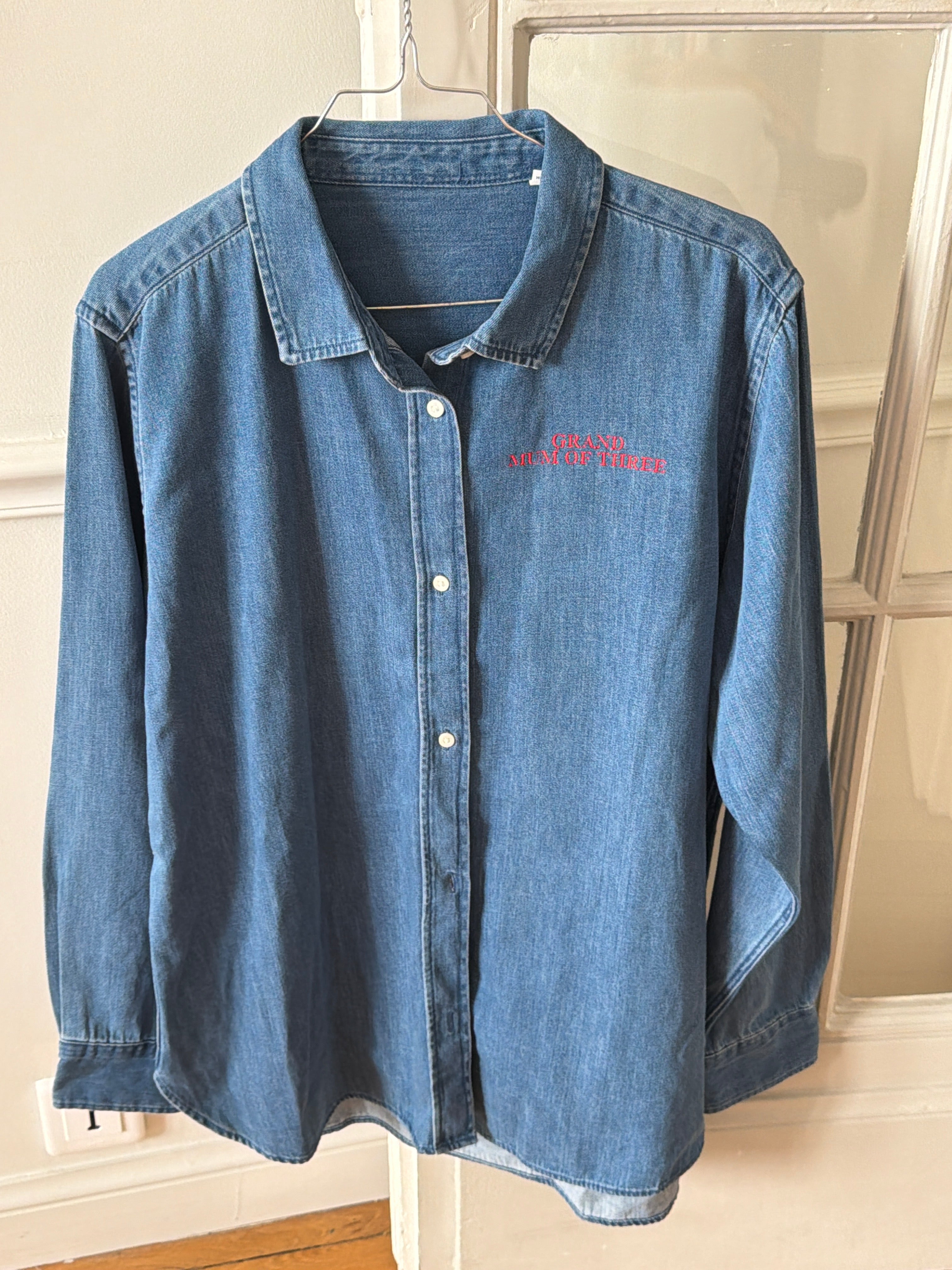 A Chemise Jeans Brodée GRAND MUM OF THREE