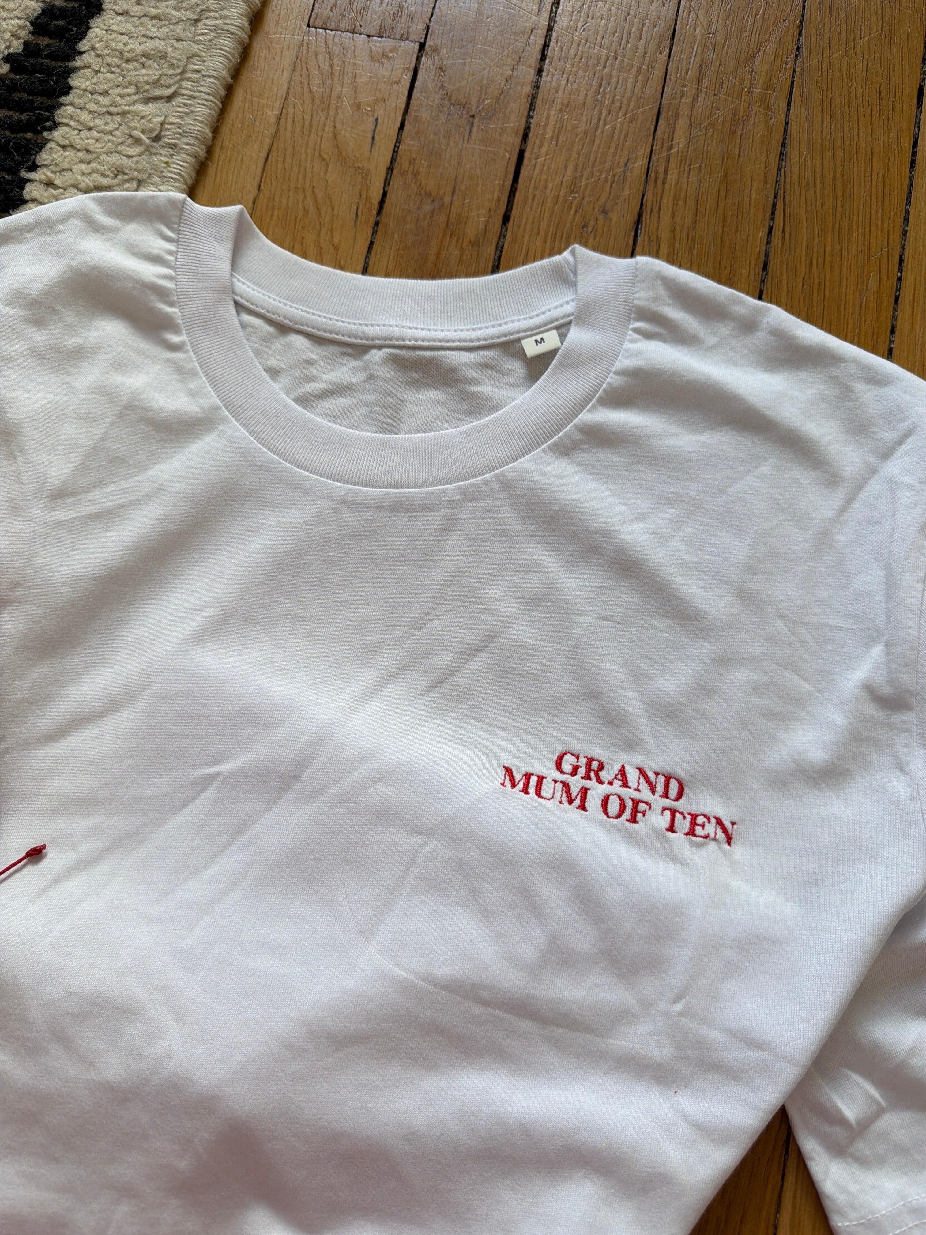 A T shirt GRAND MUM OF TEN BRODÉ ROUGE