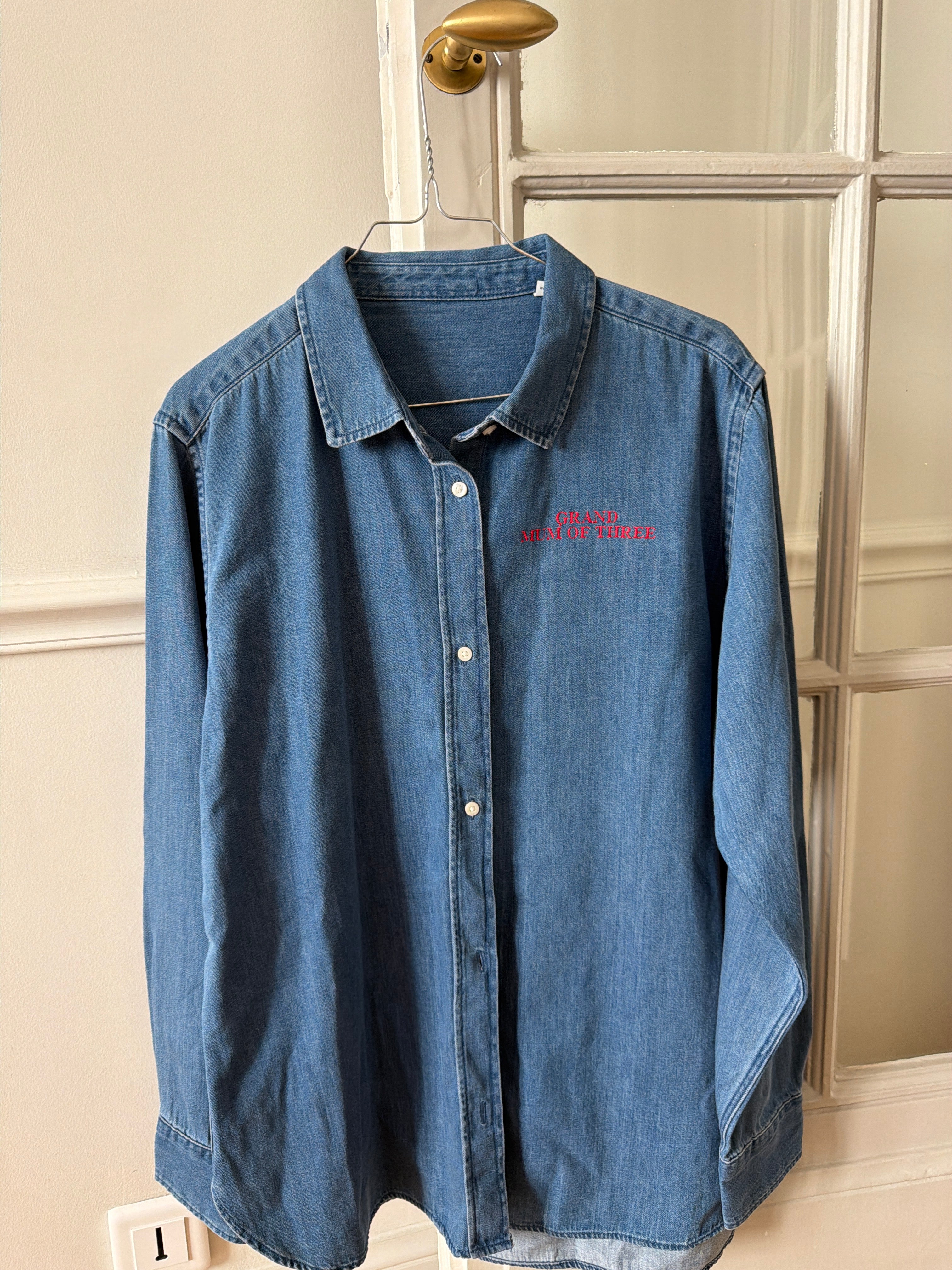 A Chemise Jeans Brodée GRAND MUM OF THREE