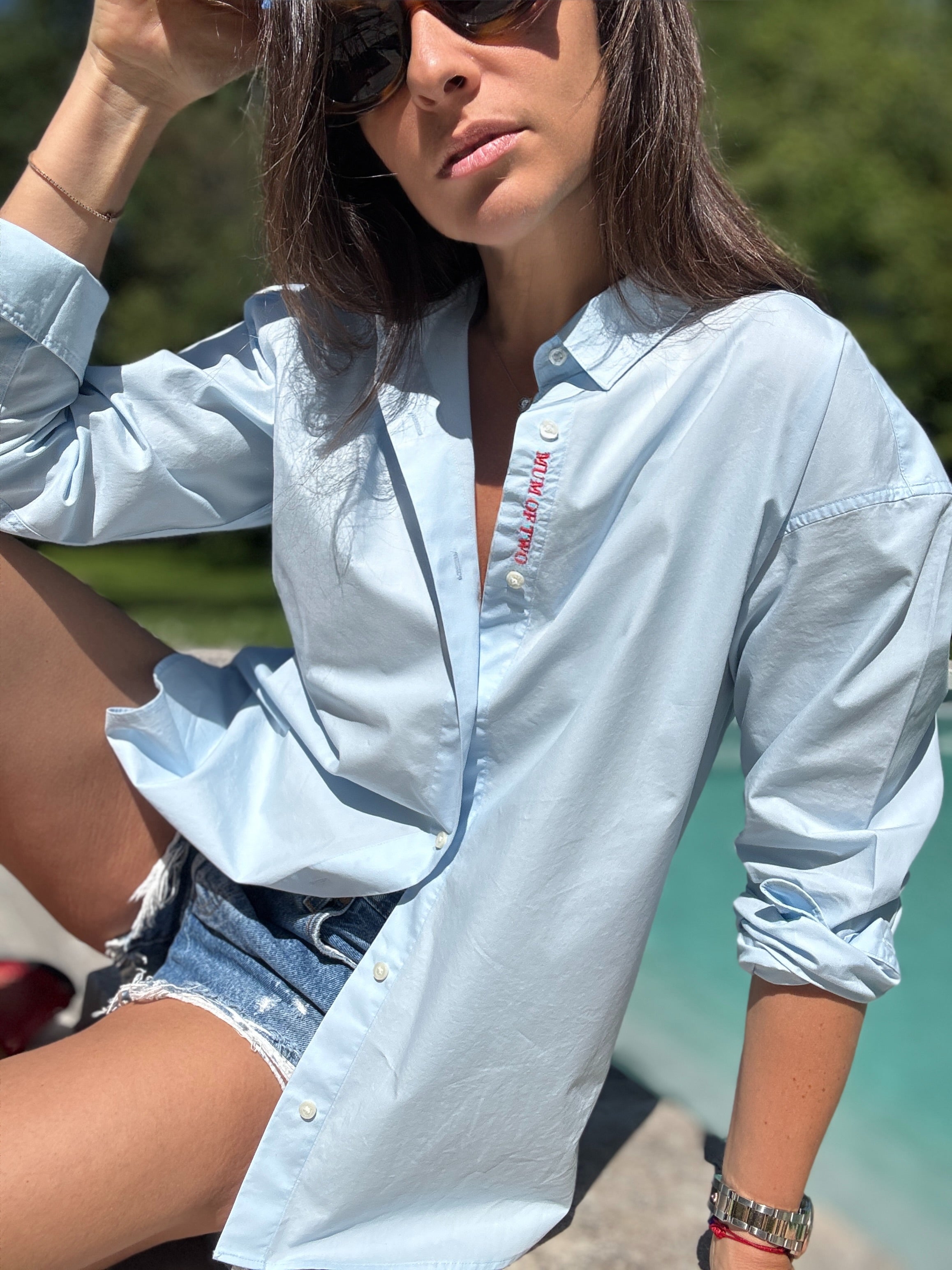 CHEMISE BLEUE BRODÉE ROUGE MUM OF
