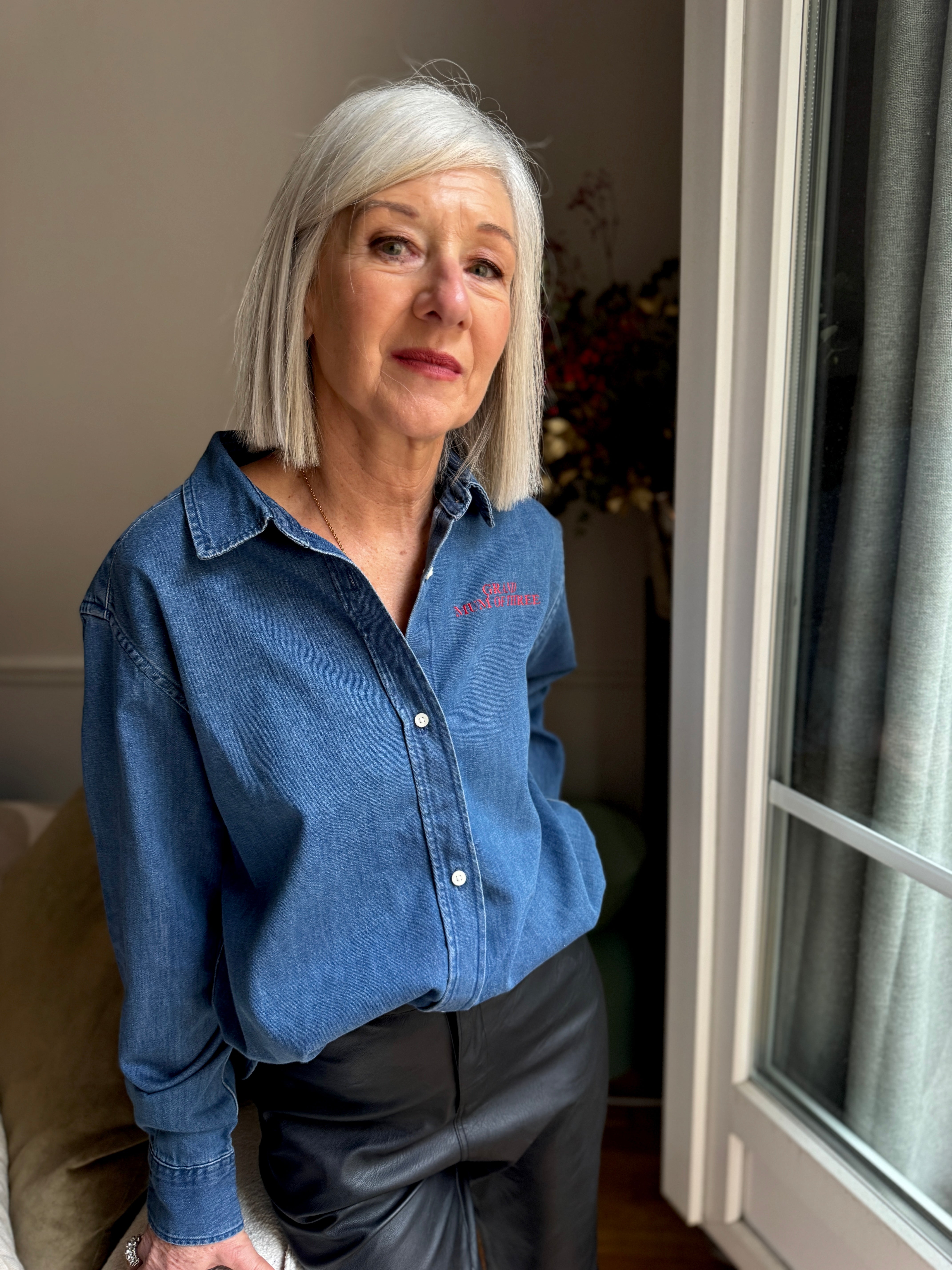 CHEMISE DENIM FONCÉ BRODÉE ROUGE GRAND MUM OF