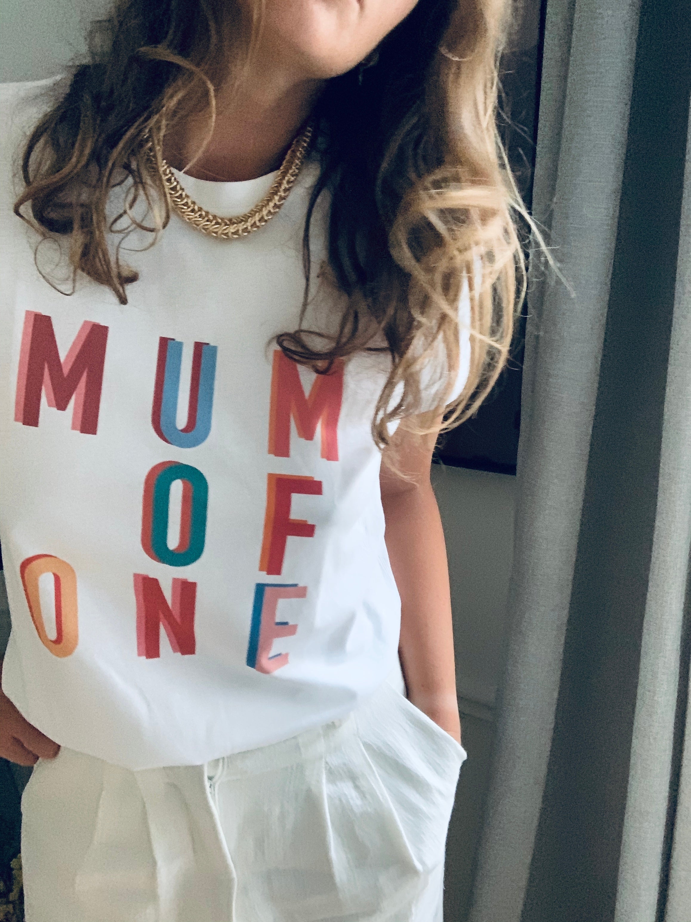 A T-shirt MUM OF ONE COLORFULL